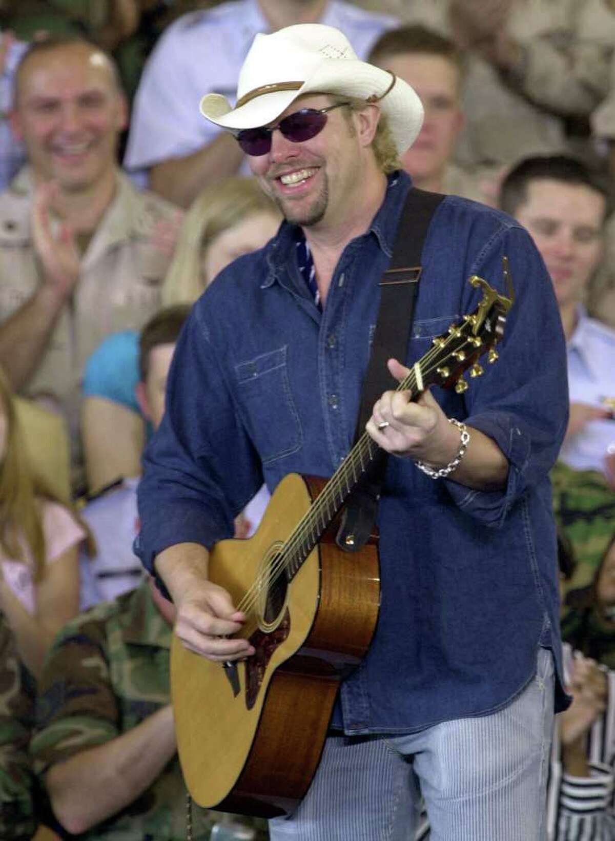 Toby Keith Performs For Troops Image to u