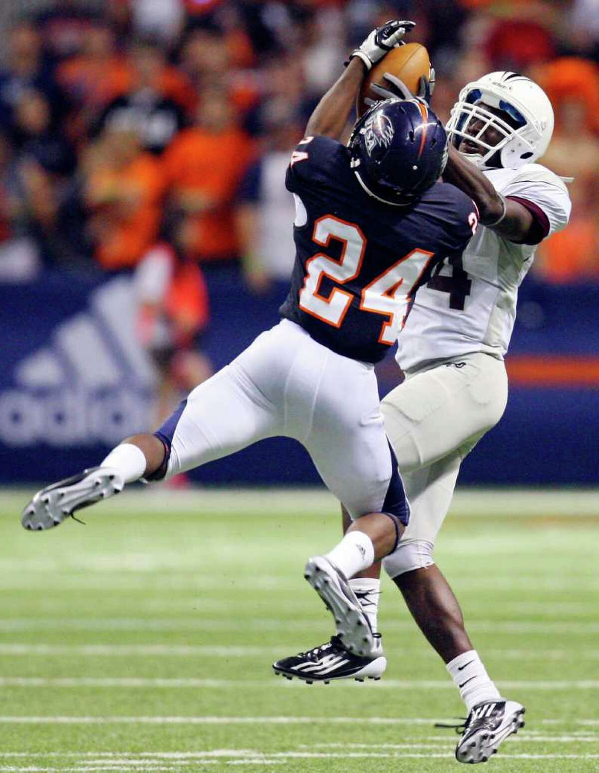 UTSA’s Darrien Starling, left, intercepts the McMurry University ball at the Alamodome. Not all the drama was on the football field, though. A reader complains that a bicycle officer accused him of ticket scalping and proceeded to “grope” his pockets, finding nothing.