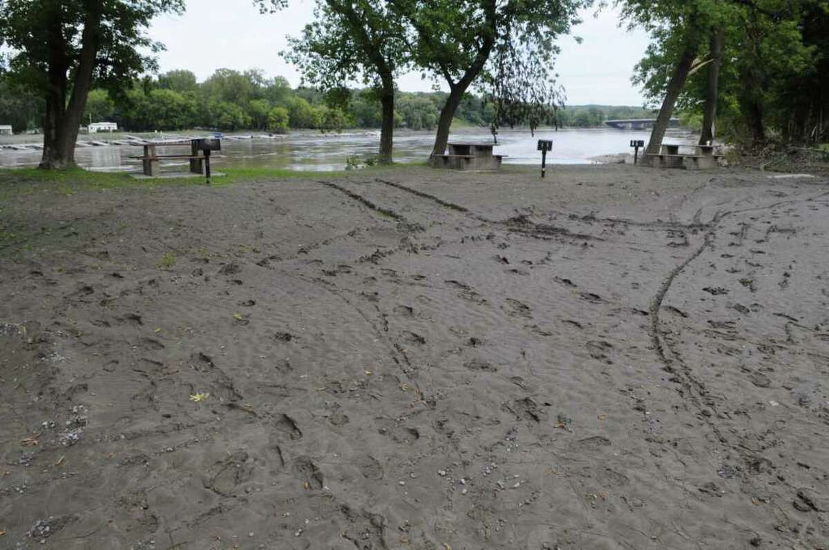 Cleanup begins in Rotterdam Junction, again