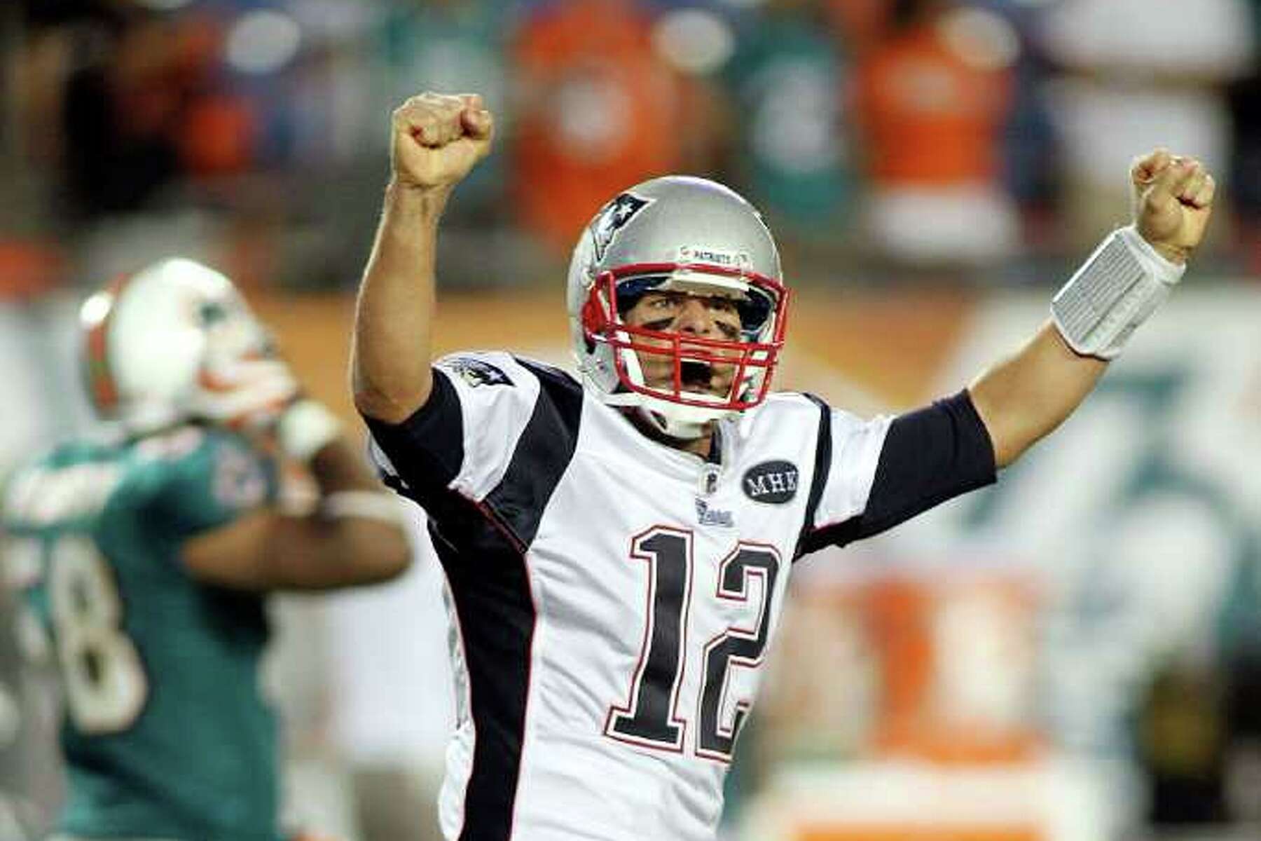 Brady throws for 517 yards in Patriots' win over Dolphins