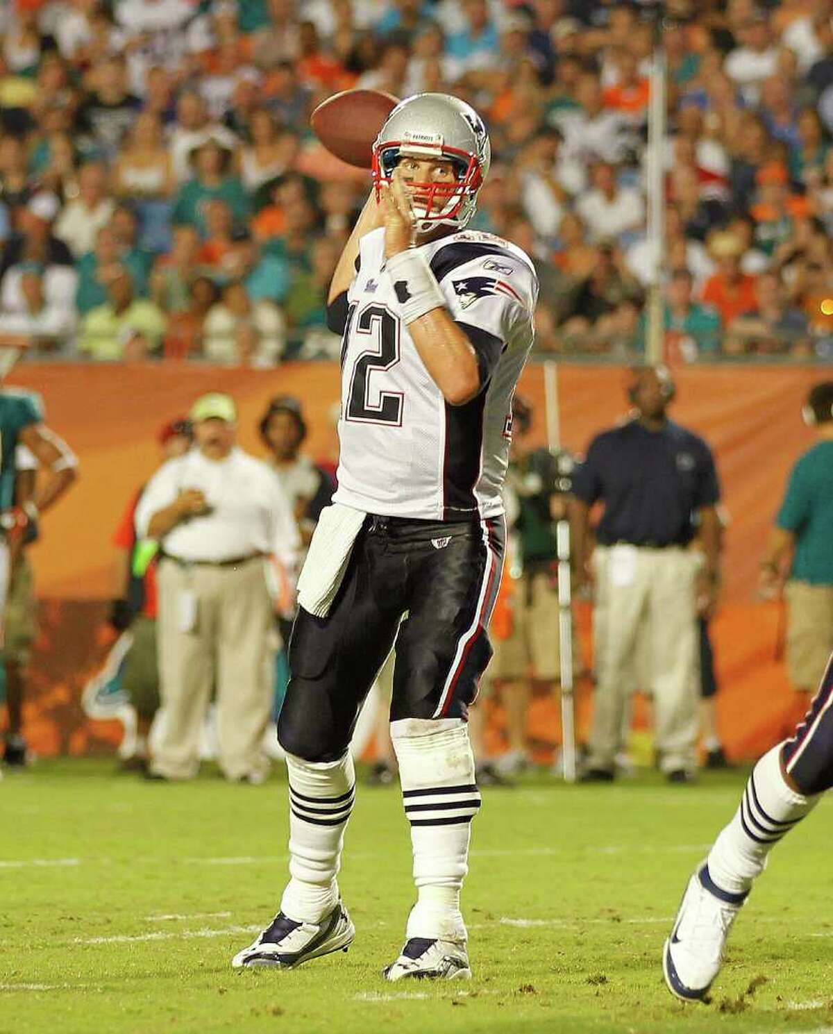 Brady throws for 517 yards in Patriots' win over Dolphins