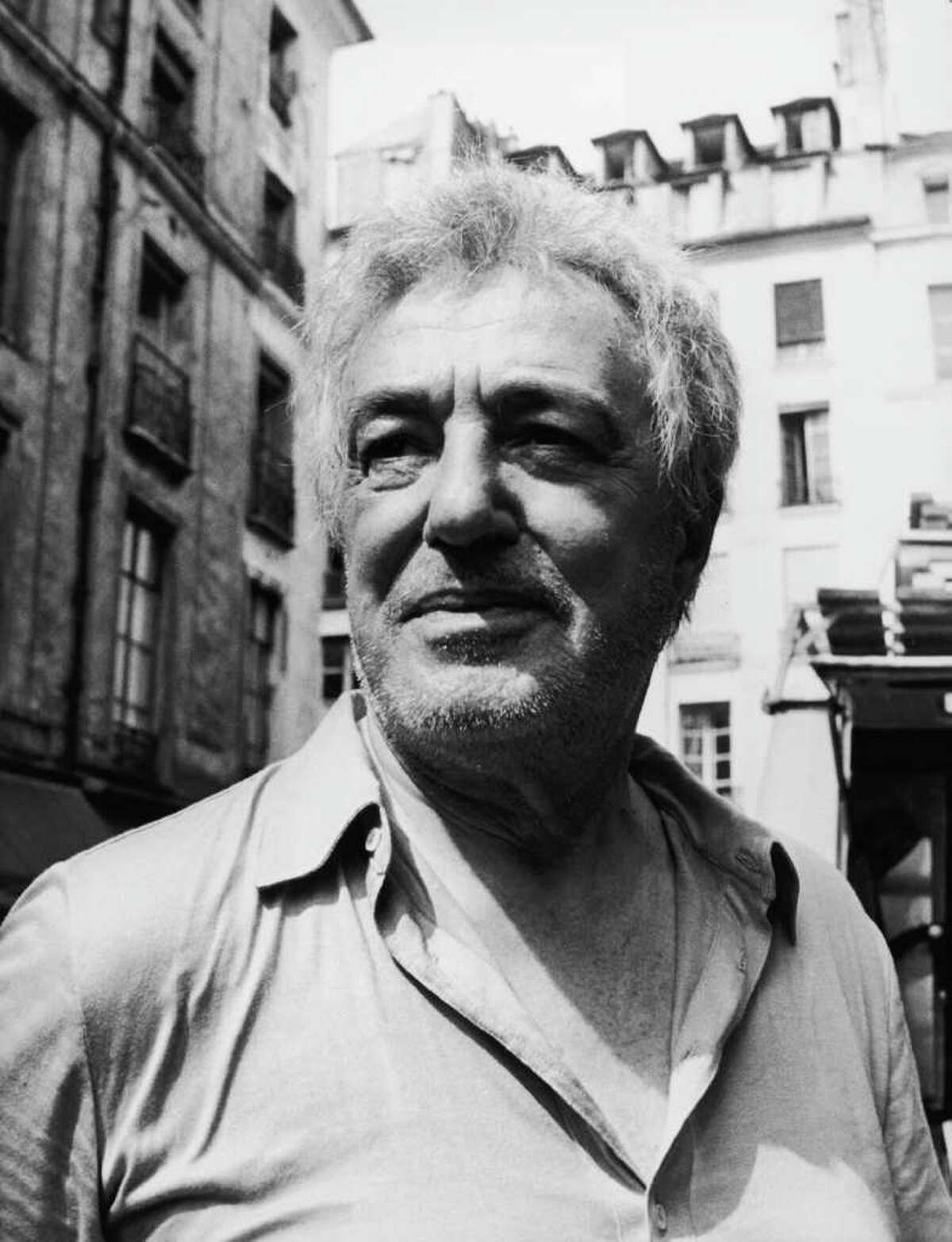 Italian actor-director Vittorio de Sica (1901 - 1974) filming 'L'Odeur des Fauves' ('Scandal Man') in St-Germain-des-Pres, Paris, 13th July 1971. He plays the character of Milord in the film. (Photo by Keystone/Hulton Archive/Getty Images)