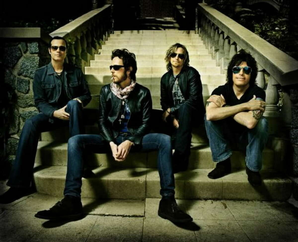 Stone Temple Pilots rock late and quickly