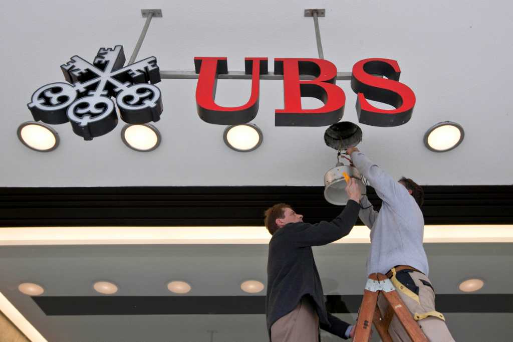 Rogue trader suspected in $2 billion loss at UBS