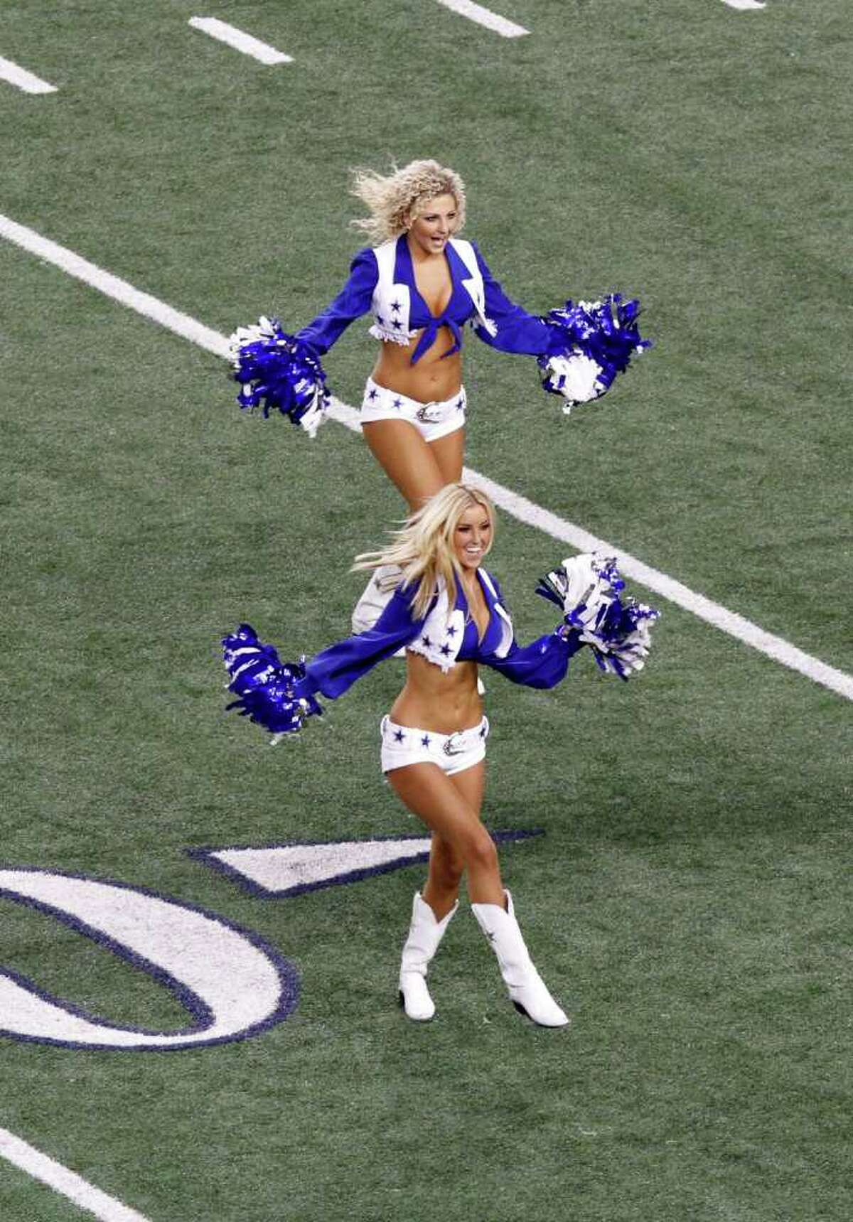 Dallas Cowboys Cheerleaders slip on swimsuits for upcoming calendar