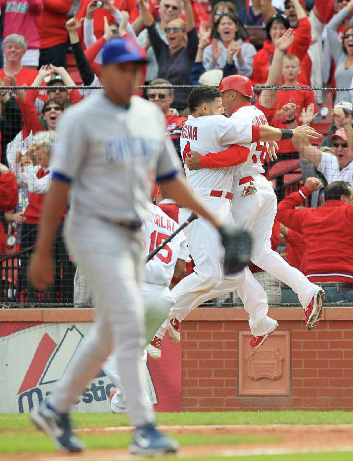 R.A. Dickey takes no-hit bid into seventh as Mets beat Phillies 2