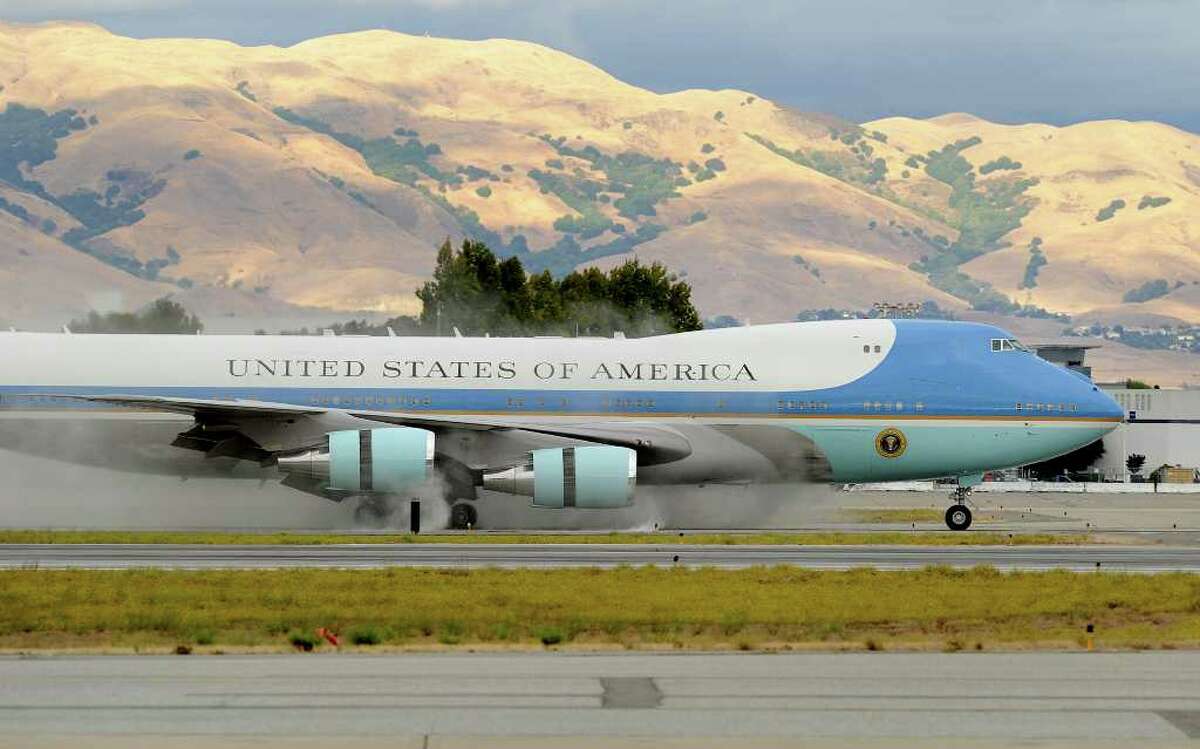 Con las colinas de Silicon Valley de fondo, el avión Air Force One aterrizó en  Moffett Airfield cerca de San José, California, con Barack Obama, invitado a una conferencia en LinkedIn.