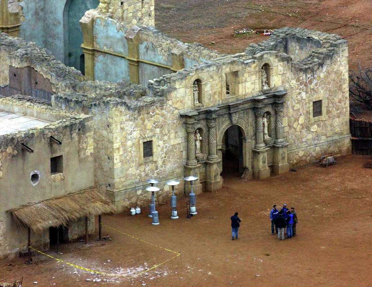Fire burns some of set for 2003 film The Alamo