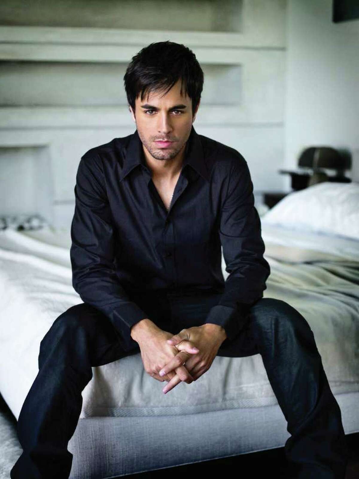 CONEXION -- Enrique Iglesias (photo courtesy Universal Music)