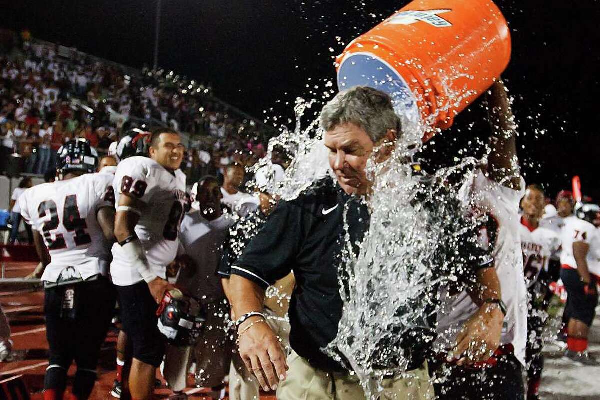 Wagner football coach resigns, will retire