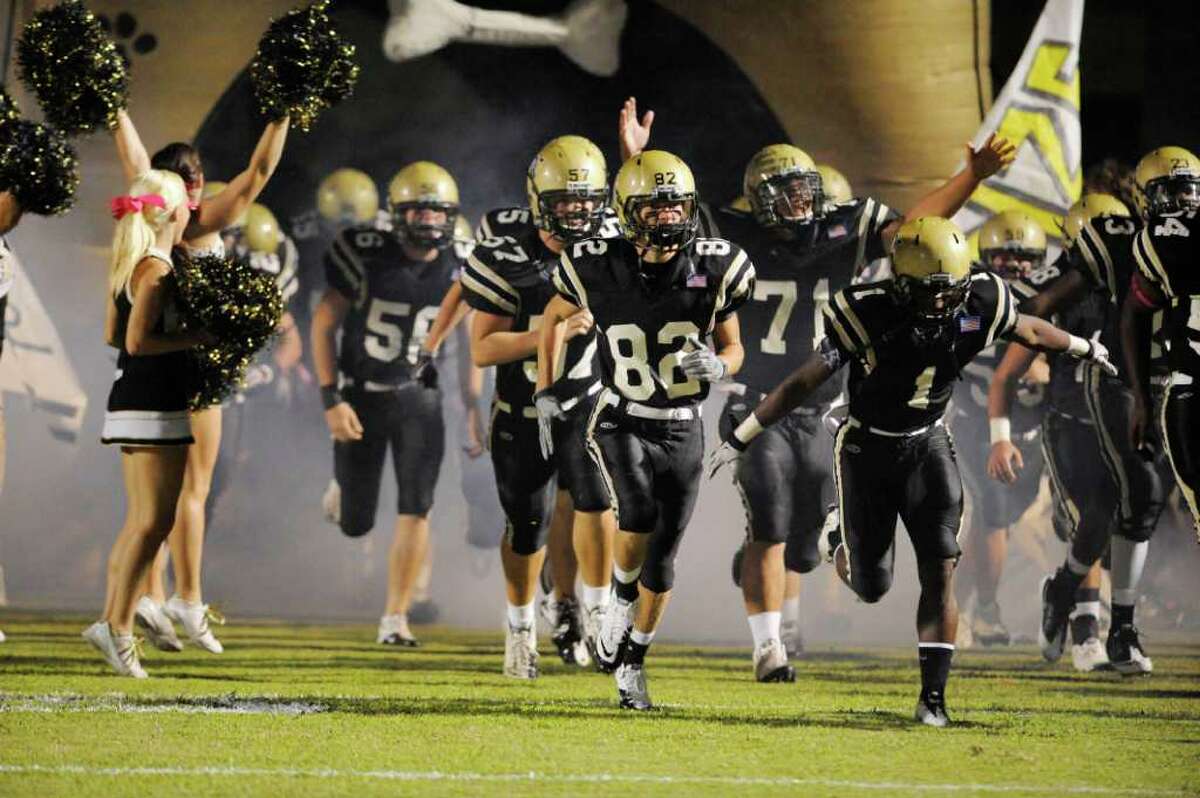 Nederland football team stays undefeated in district with win over