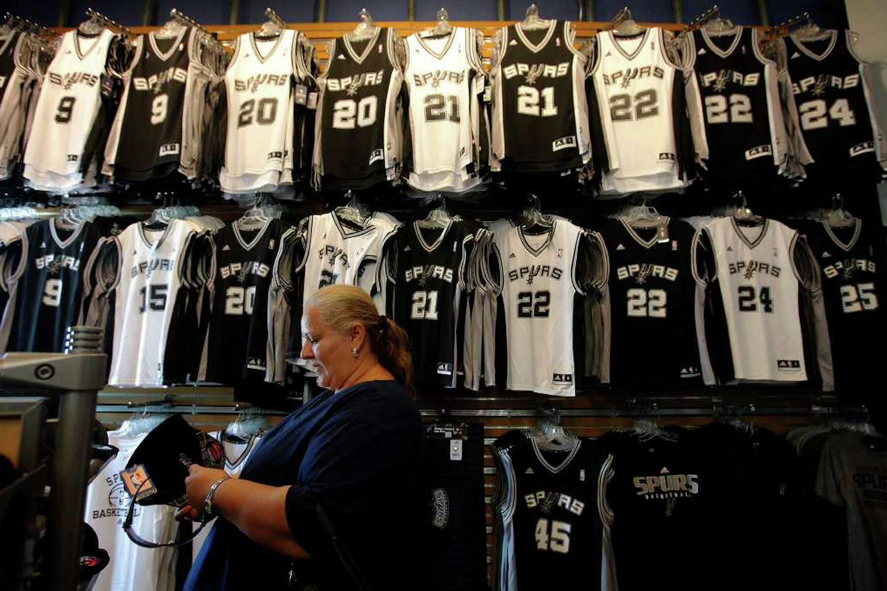 New Spurs Fan Shop Latest Addition To San Antonio Airport