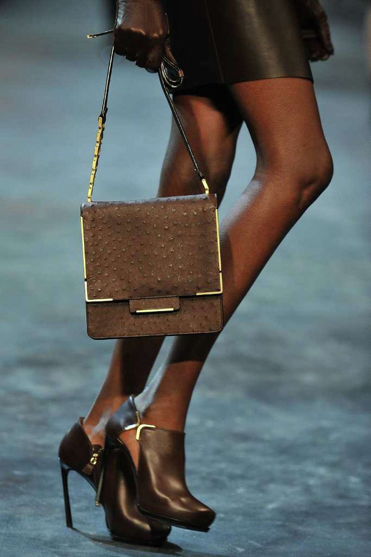 Pamela Anderson'S Bold Statement: A Modern Take On Jackie O.'S Style! - 723clg2