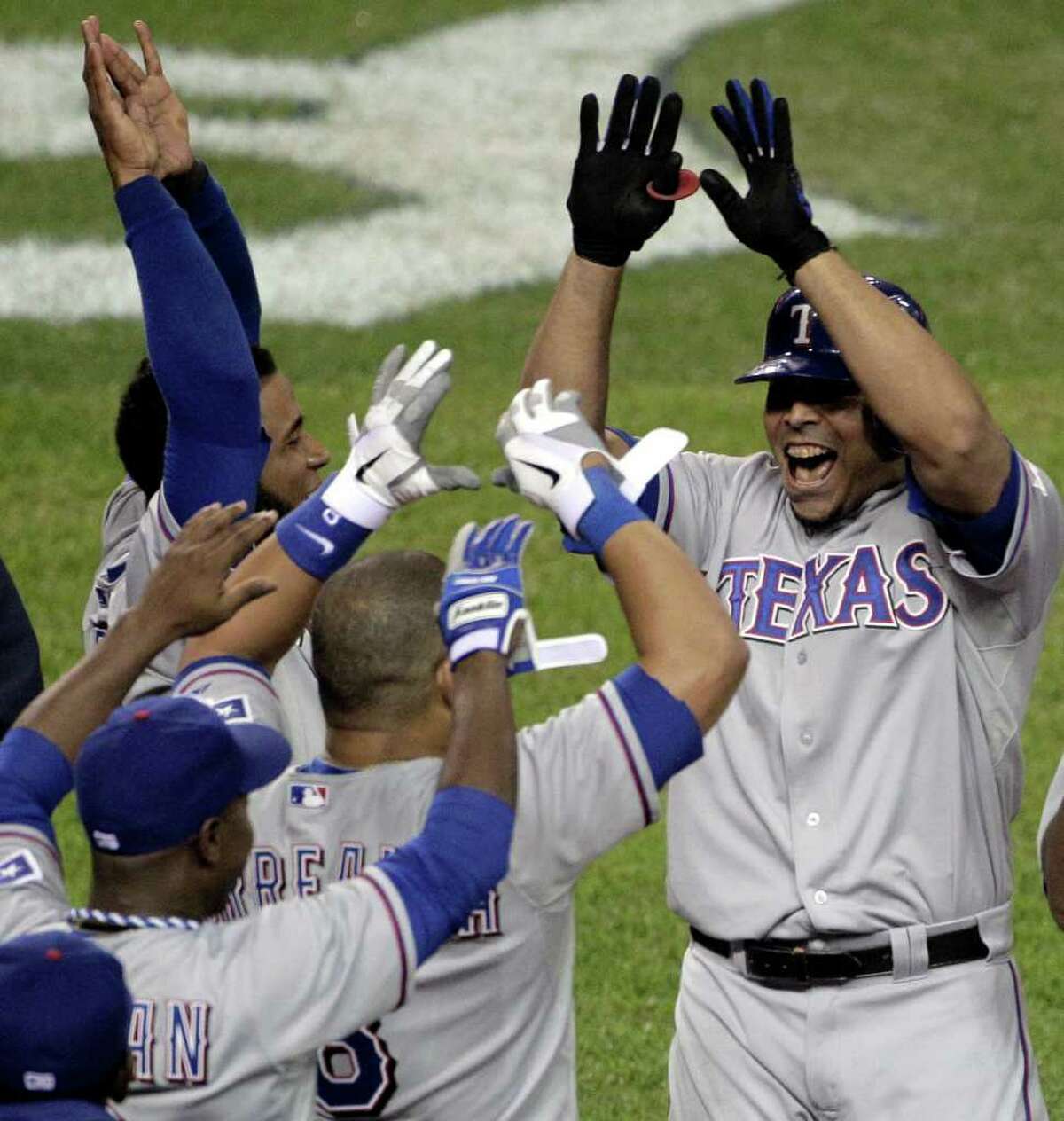 Cruz's sacrifice fly lifts Rangers in ninth