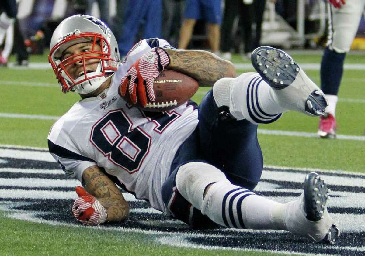 New England Patriots tight end Aaron Hernandez (81) dives into the