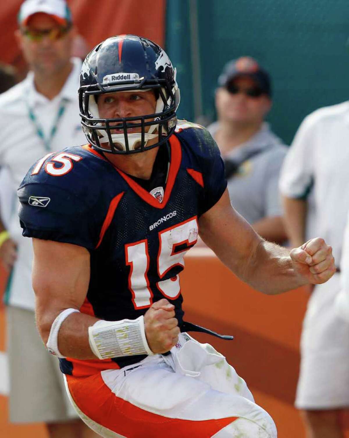 Broncos become first team since Tim Tebow's Broncos in 2011 to not complete  a pass in first half