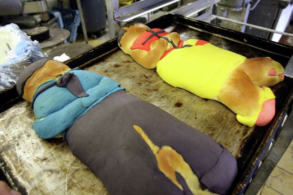 CONEXION: Jorge Gamero makes pan de muerto at Panifico Bake Shop on Friday Oct 21, 2011. HELEN L. MONTOYA/hmontoya@express-news.net