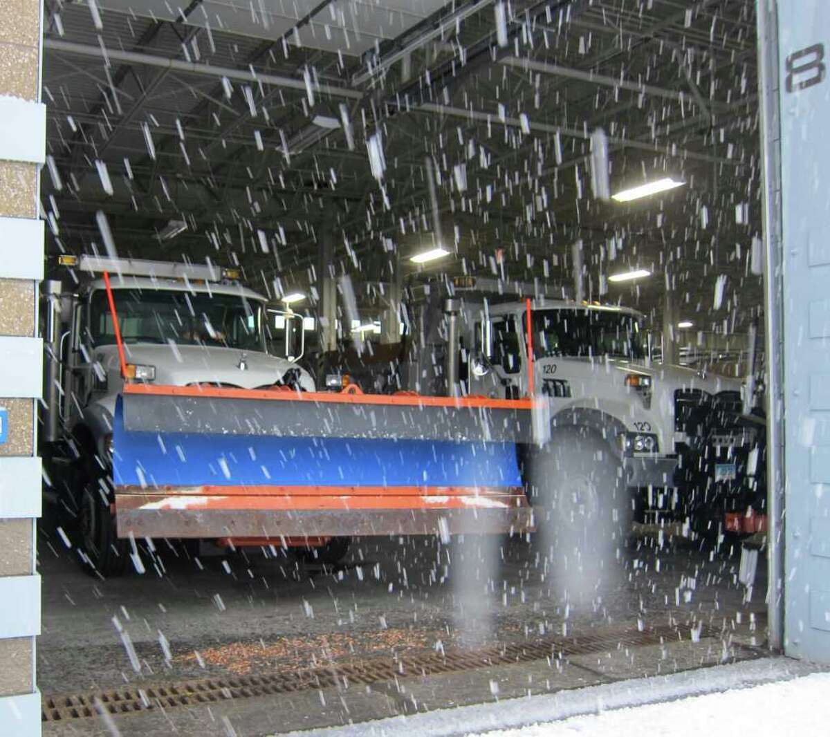 Power lines and trees fall as nor'easter dumps snow on Stamford