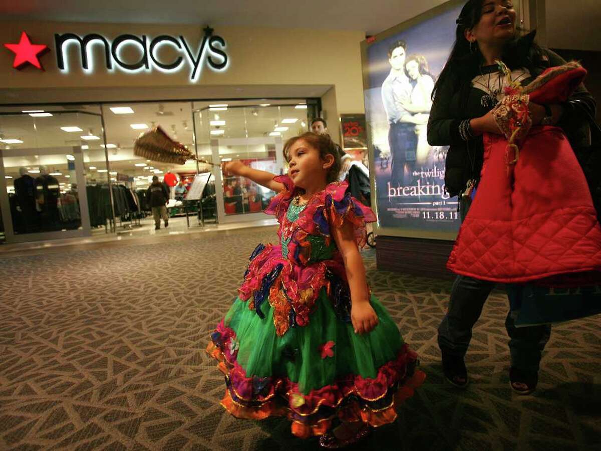 Storm disrupts Halloween events, trickortreating