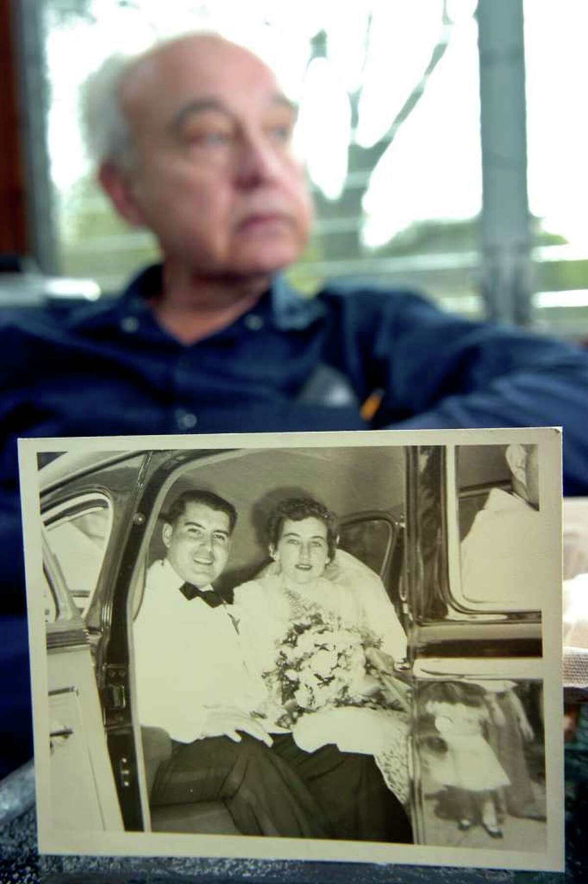 Couple, married 61 years, die a day apart pic photo