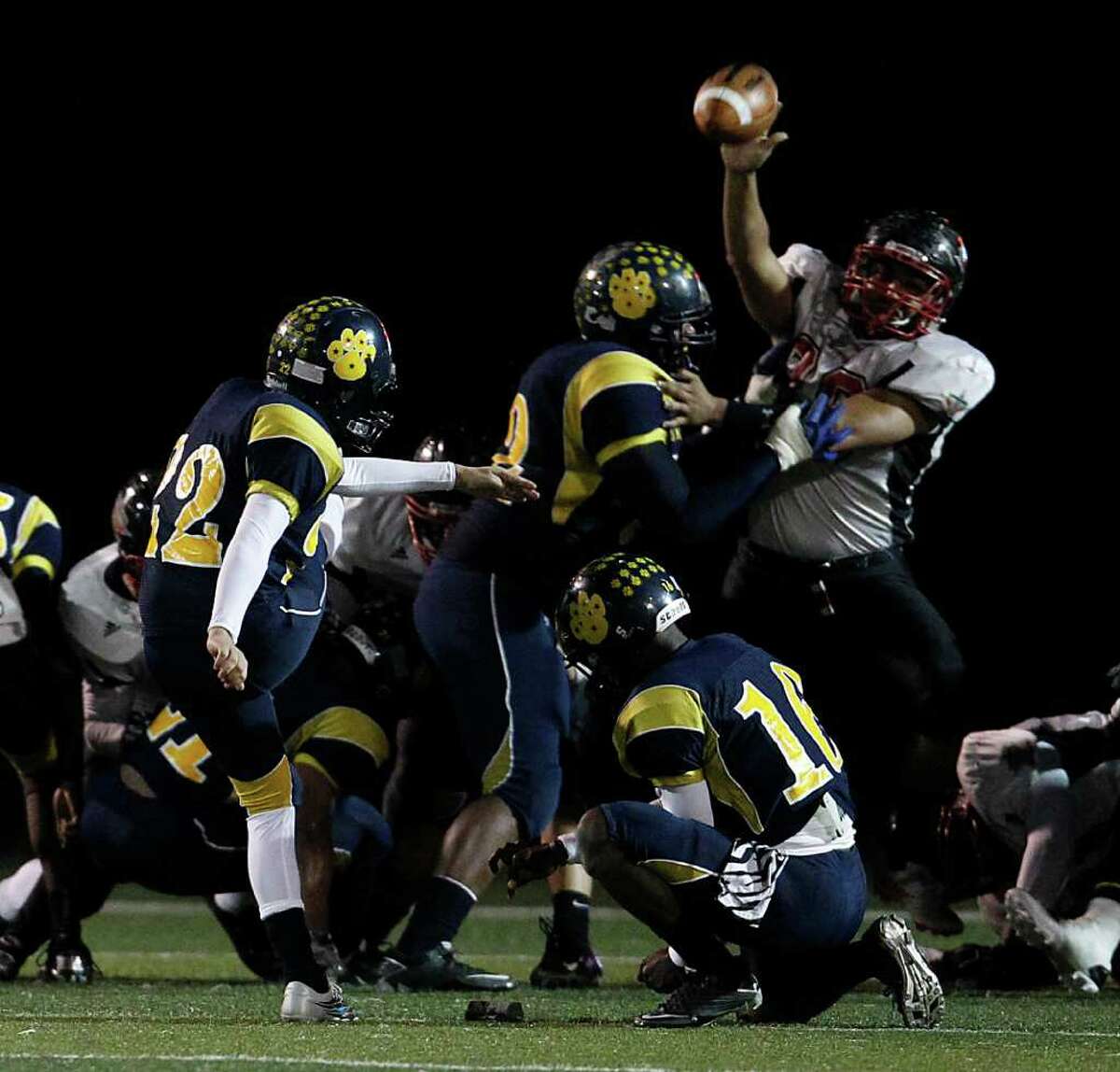 La Marque fends off Terry rally