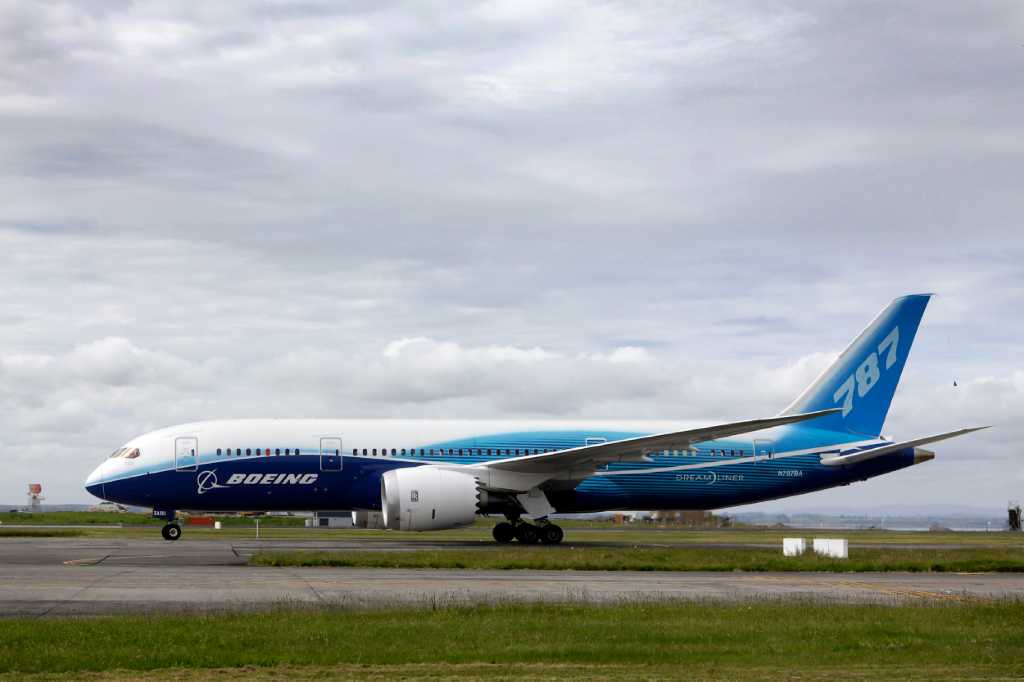 Disney - N2点 Boeing plushes out third 787 Dreamliner