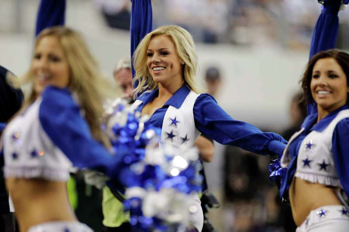 Dallas Cowboys Cheerleaders slip on swimsuits for upcoming calendar ...