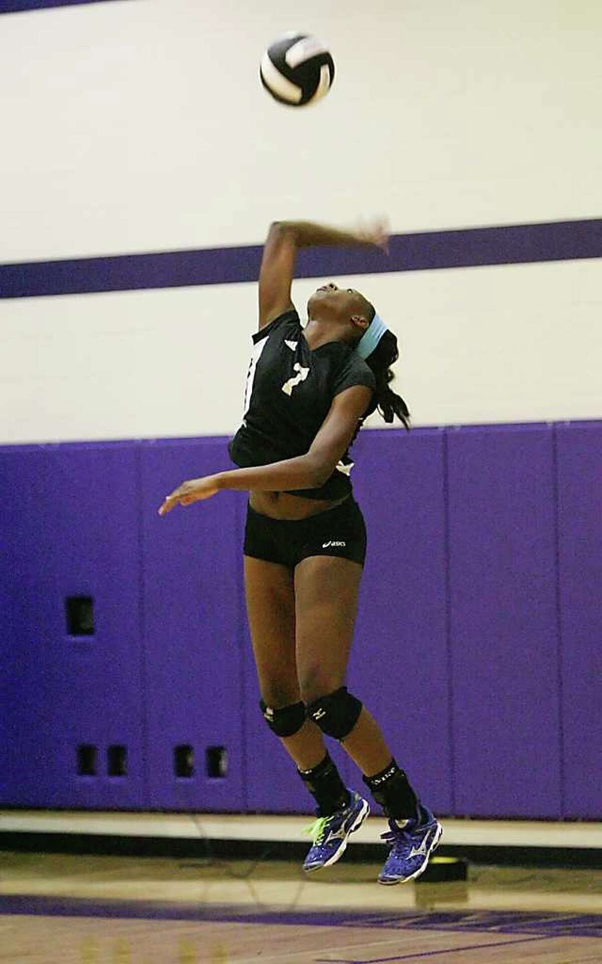 Volleyball Foster focused on goal