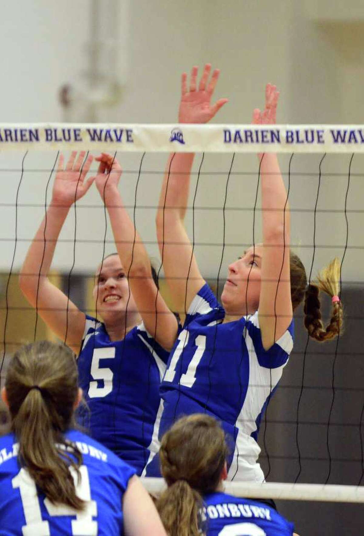 Darien volleyball outlasts Glastonbury to advance to state semifinals