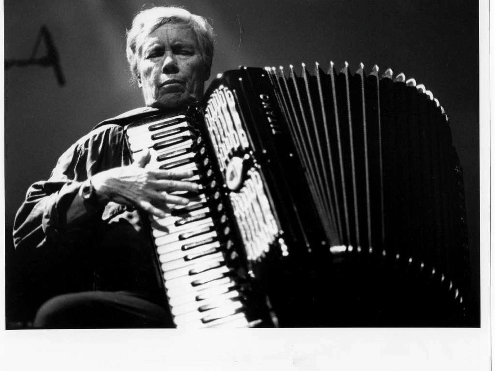 洋楽 PAULINE OLIVEROS IN THE ARMS OF REYNOLDS Music innovator Pauline Oliveros returns to Houston for show