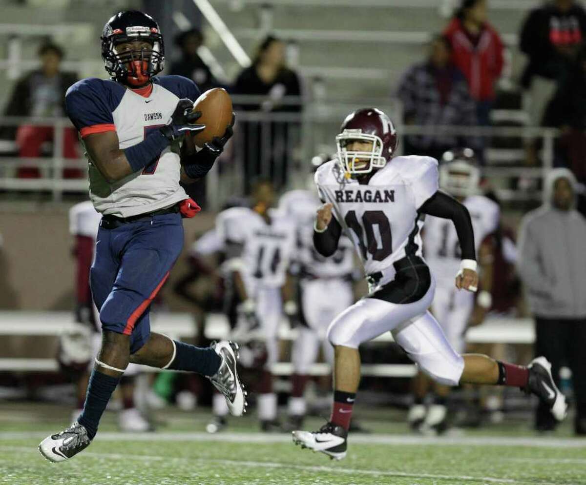 Dawson routs Reagan 727 in area round