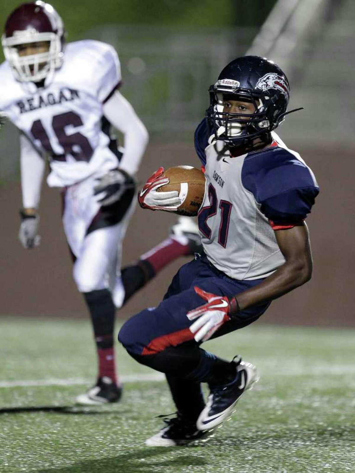 Dawson routs Reagan 727 in area round