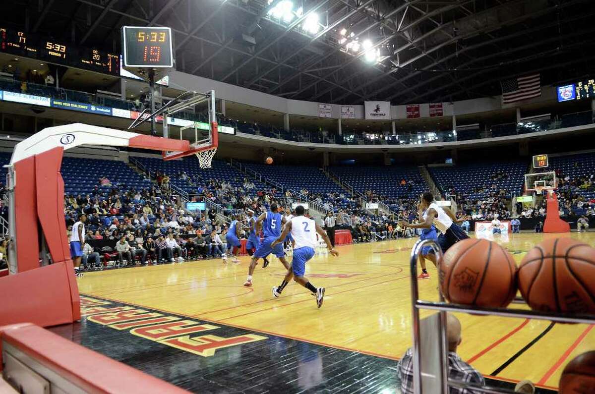 Nba Players Draw Small Crowd In Bridgeport