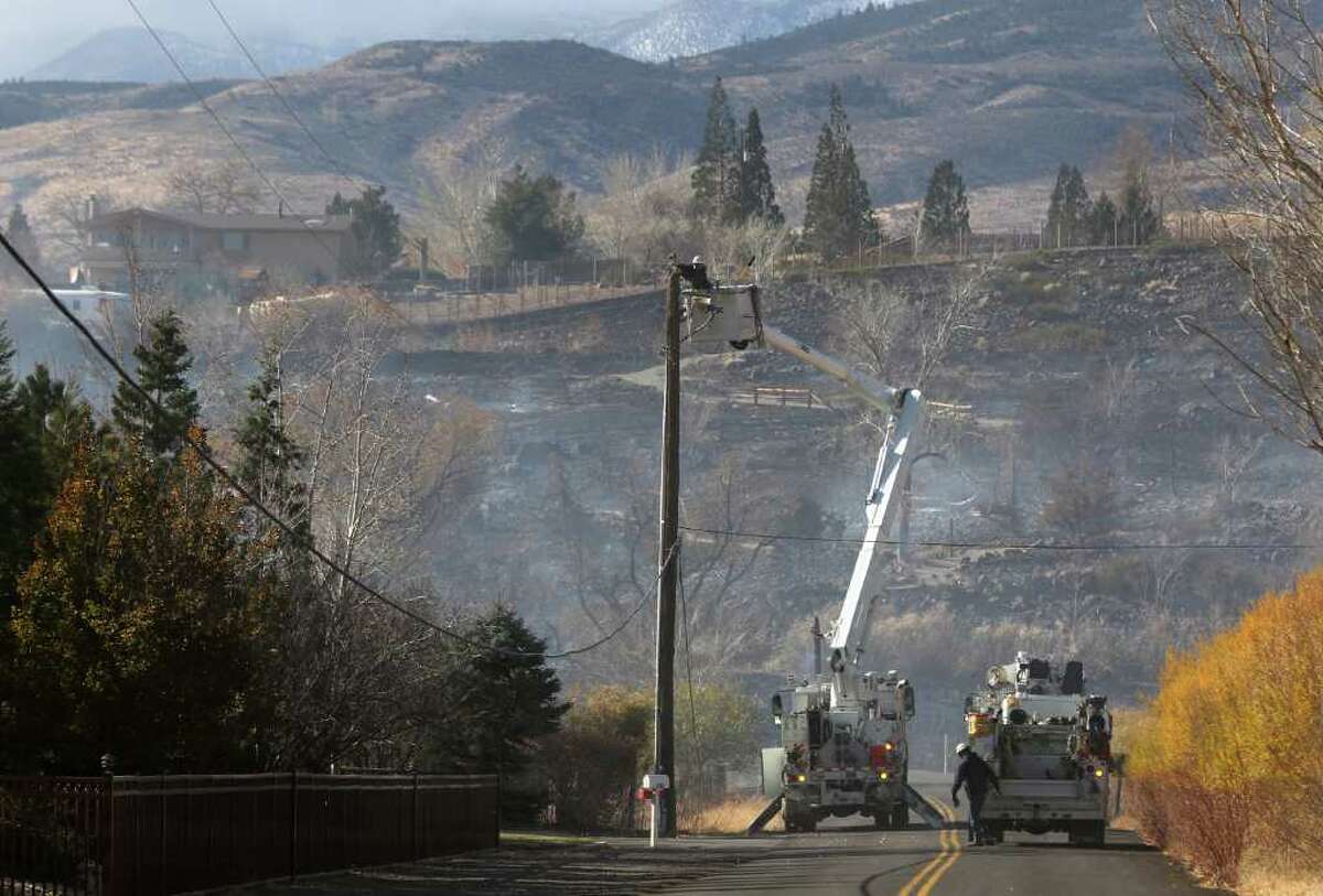 Firefighter burned, 25 homes damaged in Reno fire