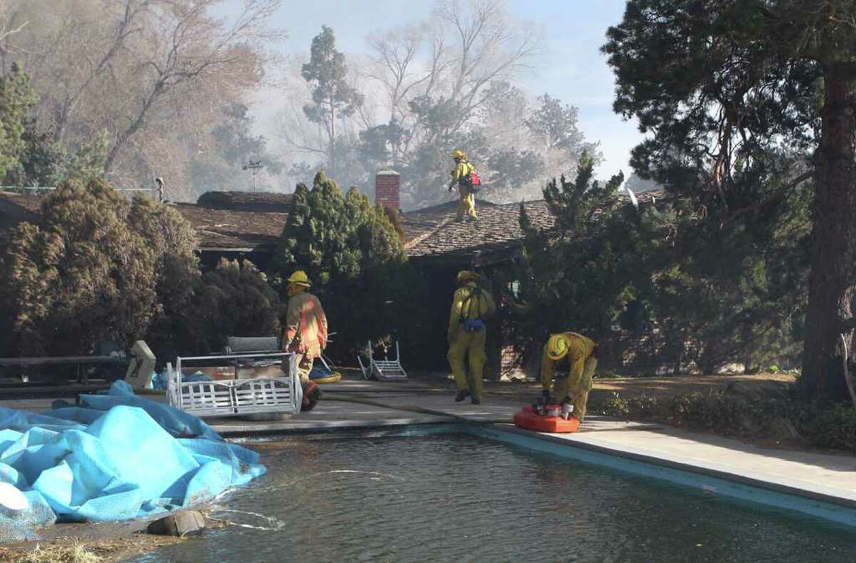 Firefighter burned, 25 homes damaged in Reno fire