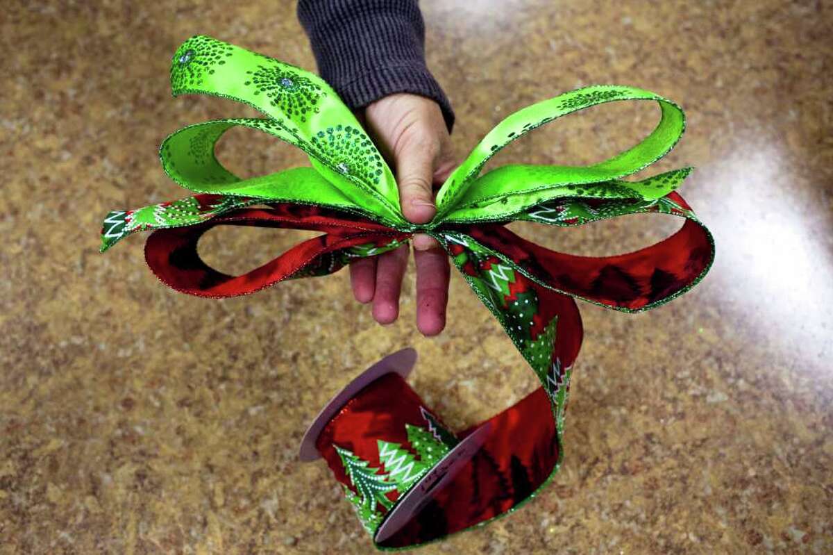 How to make a big holiday bow
