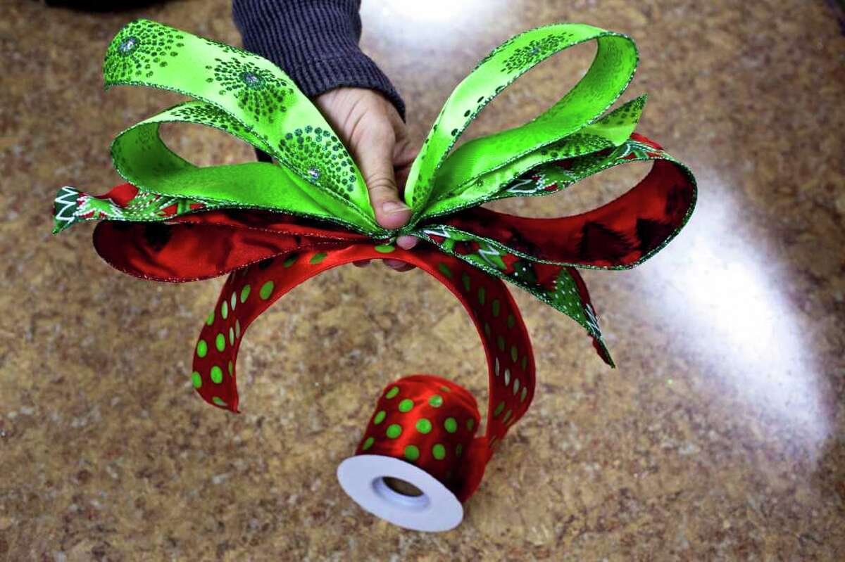 How to make a big holiday bow