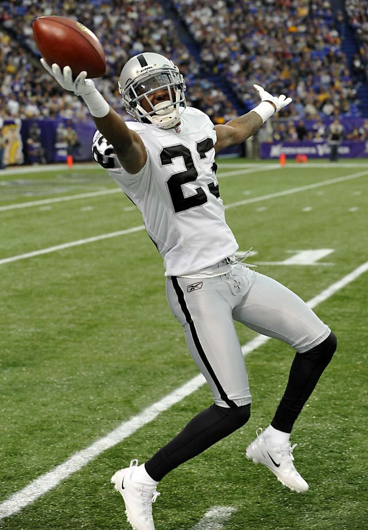 Raiders lose Heyward-Bey but defeat Vikings