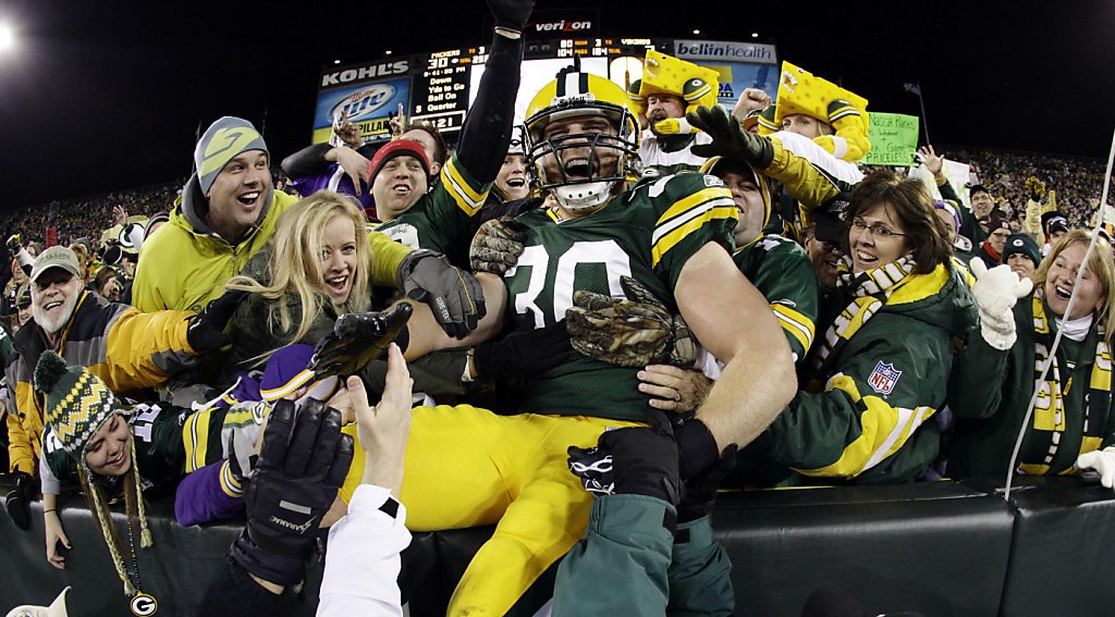 Aaron Rodgers throws 4 TDs, Packers beat Vikings 45-7