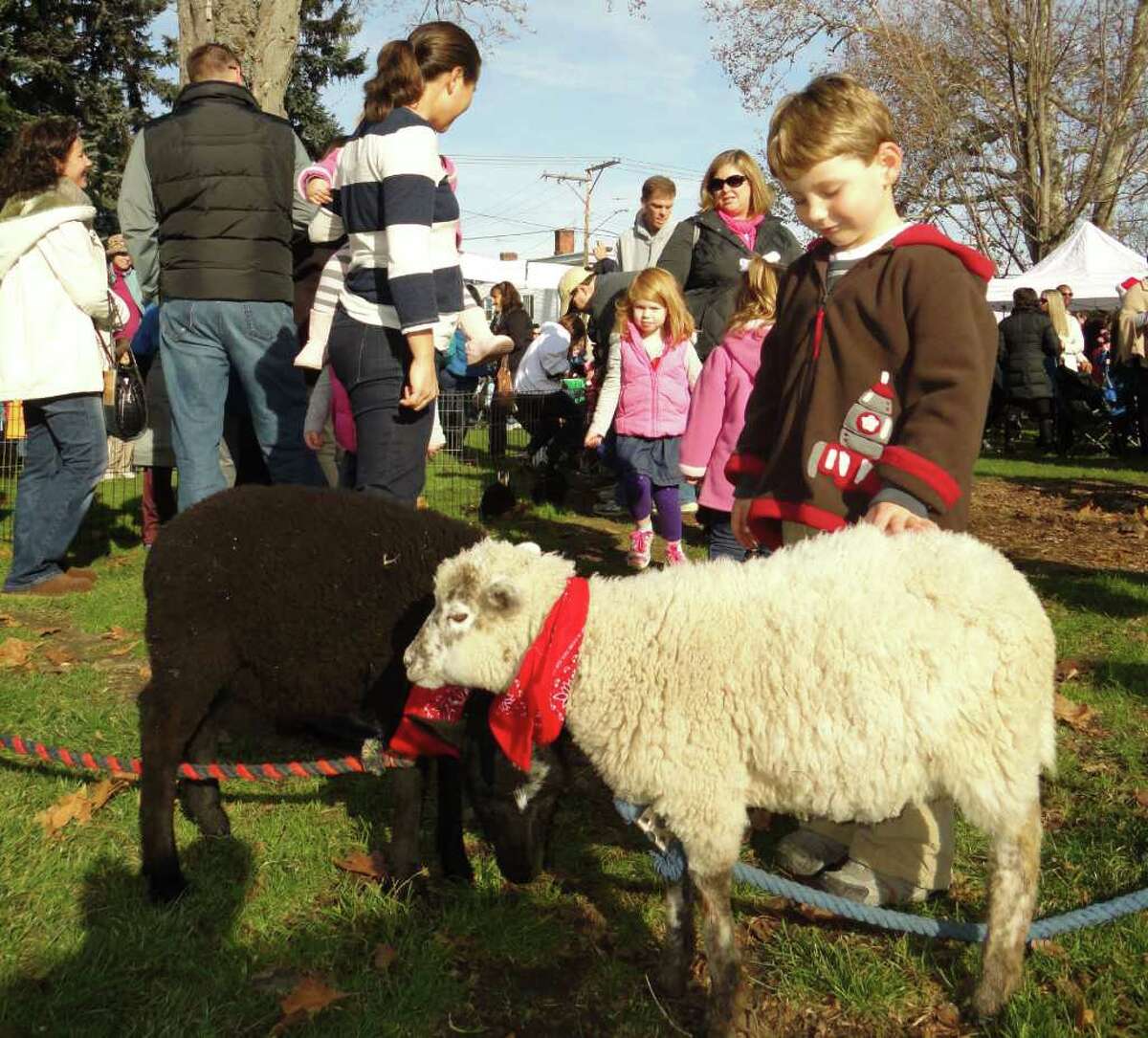 Fans throng arrival of Santa Claus in Fairfield