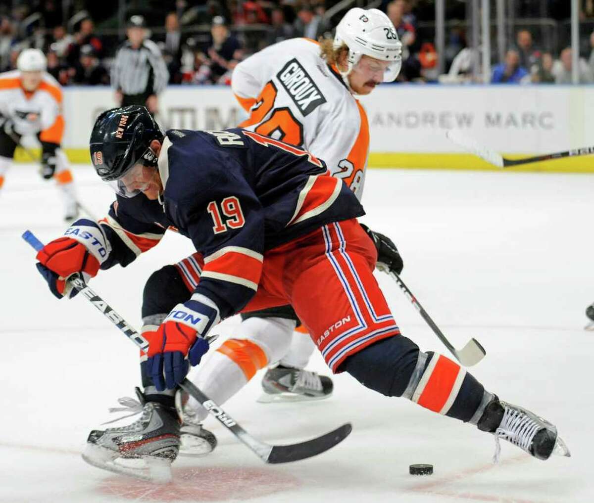 New York Rangers' Brad Richards (19) battles for the puck with Philadelphia Flyers' Claude Giroux during the third period of an NHL hockey game, Saturday, Nov. 26, 2011 at Madison Square Garden in New York. The Rangers won 2-0. (AP Photo/Bill Kostroun)