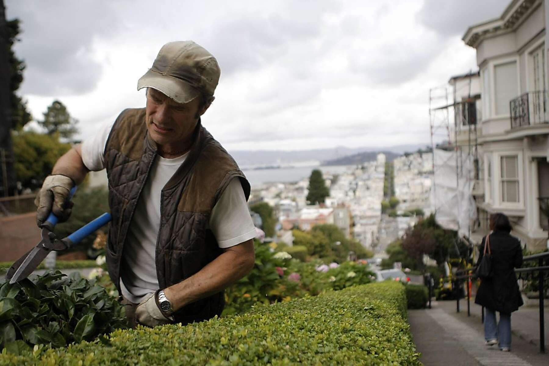 Lombard Street mainstay tends to gardens, tourists