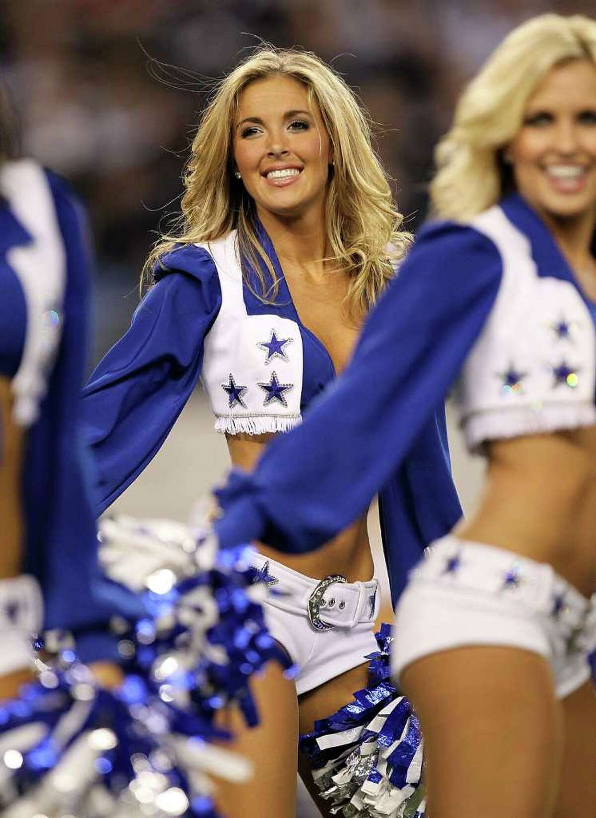 Dallas Cowboys Cheerleaders slip on swimsuits for upcoming calendar ...