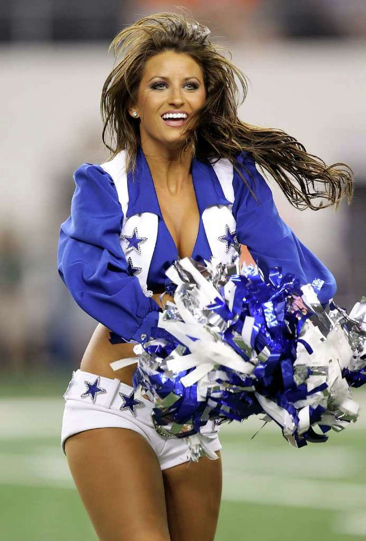 Dallas Cowboys Cheerleaders slip on swimsuits for calendar