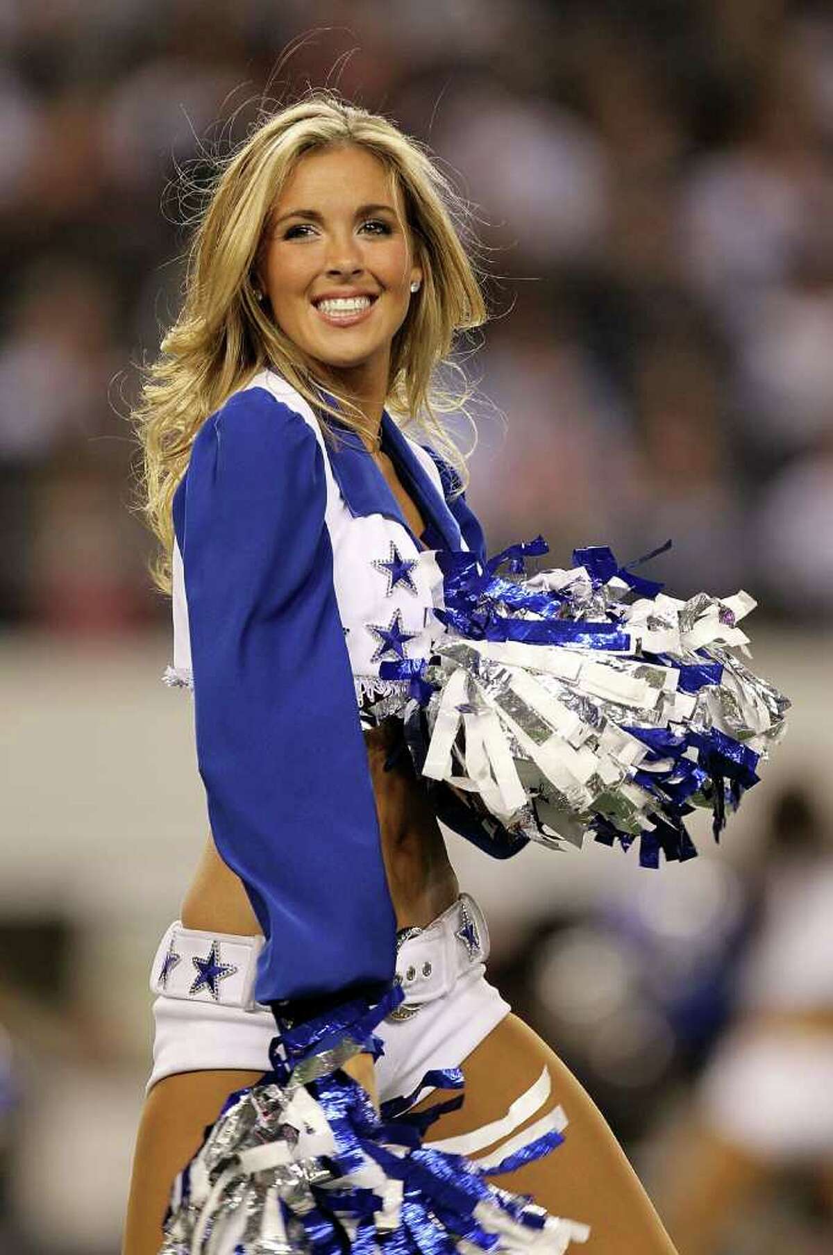 Dallas Cowboys Cheerleaders slip on swimsuits for upcoming calendar ...