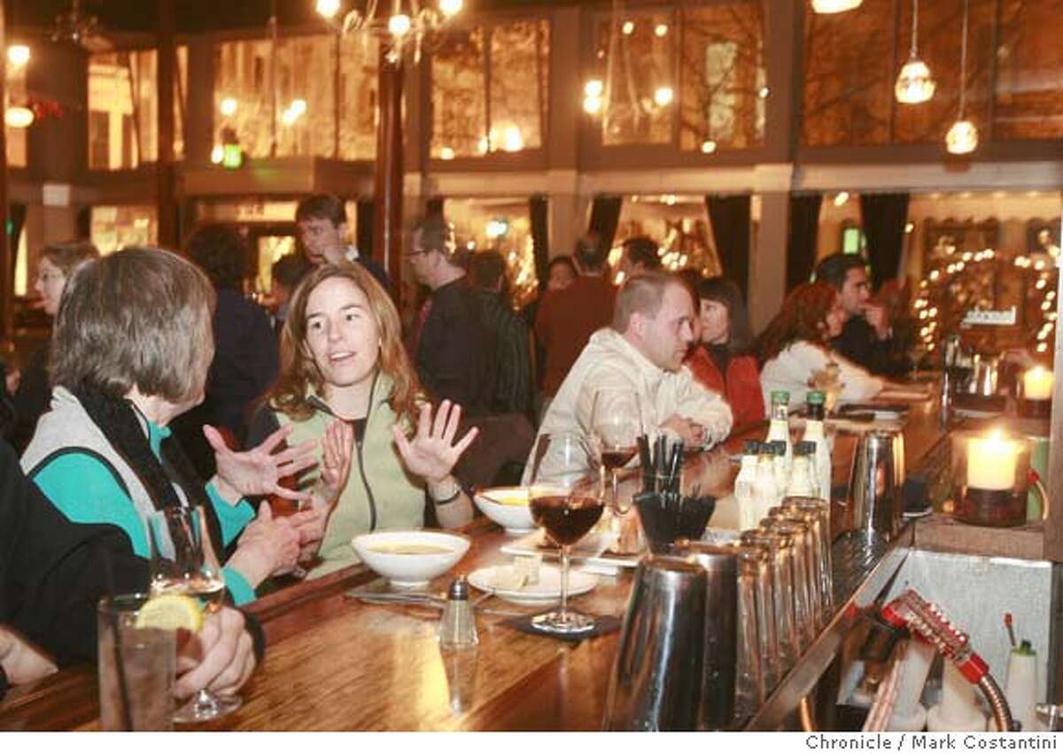 Scene at Levende East in Oakland, one of those combo lounge/dining room restaurants. Mark Costantini / The Chronicle Photo taken on 12/12/07, in Oakland, CA, USA MANDATORY CREDIT FOR PHOTOG AND SAN FRANCISCO CHRONICLE/NO SALES-MAGS OUT