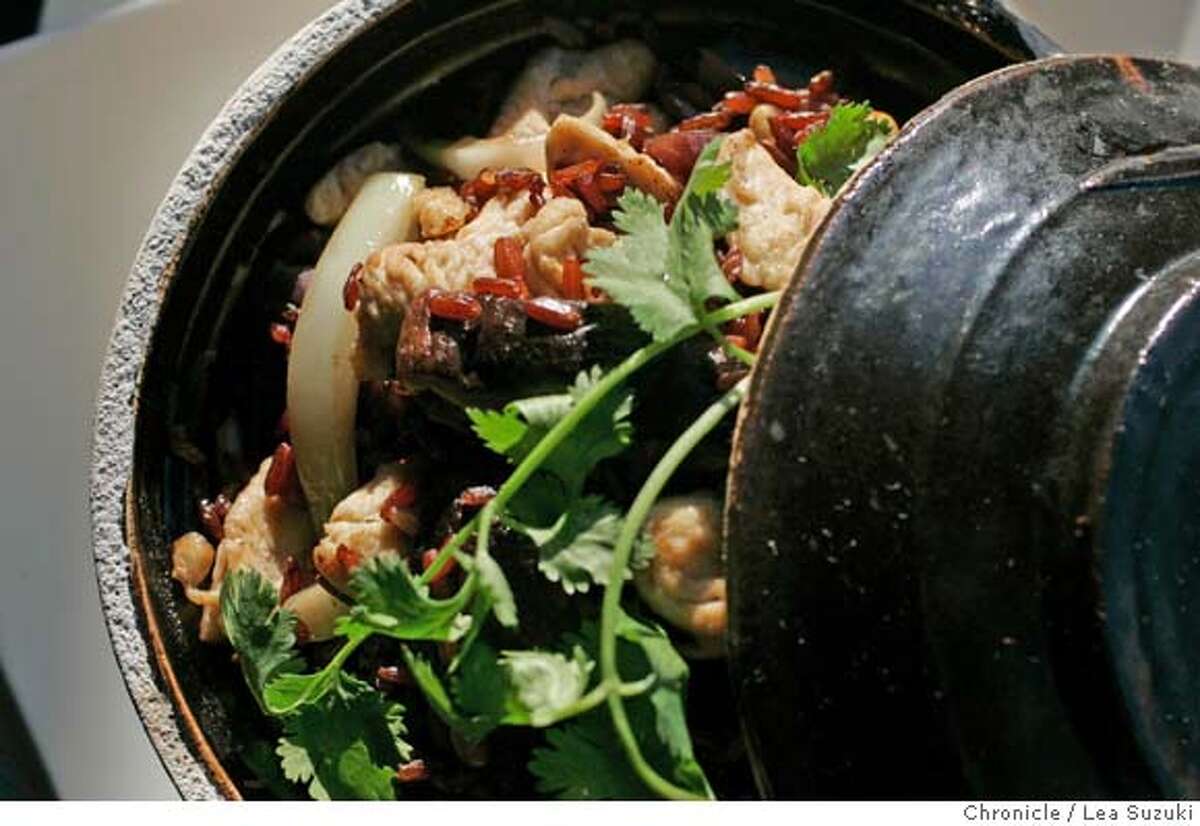 � d.01_osha_0117_ls.JPG Clay Pot Chicken at Osha Thai Restaurant & Bar at 2033 Union Street in San Francisco. Photo taken on 061007 in San Francisco, CA. Photo by Lea Suzuki/ The Chronicle ()cq MANDATORY CREDIT FOR PHOTOG AND SF CHRONICLE/NO SALES-MAGS OUT.
