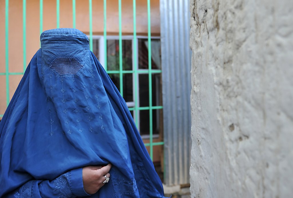 Afghan women still wearing burqas