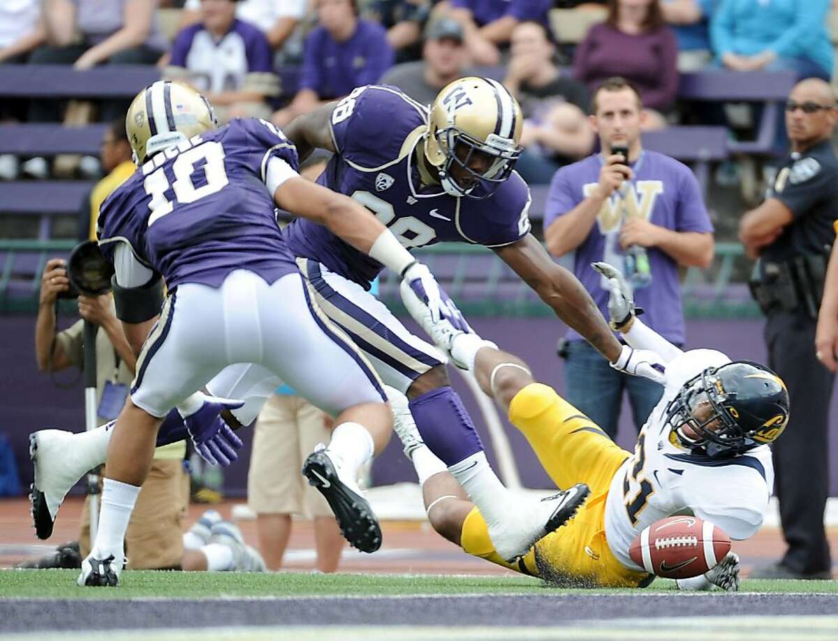 SEATTLE, WA - SEPTEMBER 24: Keenan Allen #21 of the California Golden Bears misses a pass in the endzone as he is defended by Quinton Richardson #28 during the second quarter at Husky Stadium on September 24, 2011 in Seattle, Washington. (Photo by Harry How/Getty Images)