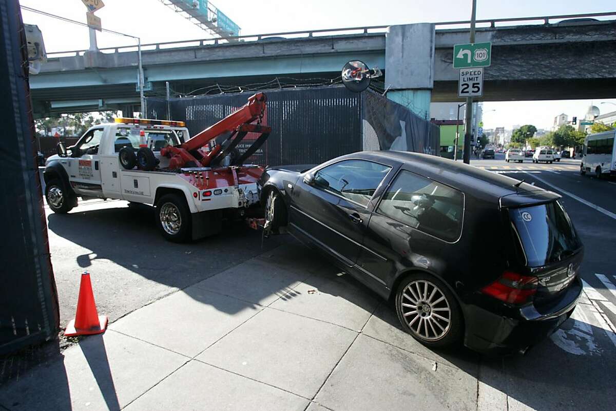 A tow truck pulls a car into the Auto Return lot on Tuesday, Sept. 20. Board of Supervisors President David Chiu is proposing a new program that will alert drivers to upcoming tows via text, emails, or robocalls.